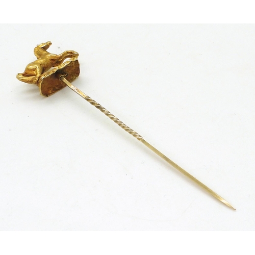 788 - A yellow metal detailed horse lapel pin, dimensions of the horse 2.1cm x 1.5cm, length of pin 8cm, w... 