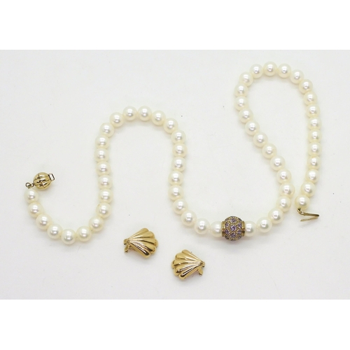 789 - A string of white pearls with a 9ct clasp and amethyst set gold bead detail, each pearl approx 8mm, ... 