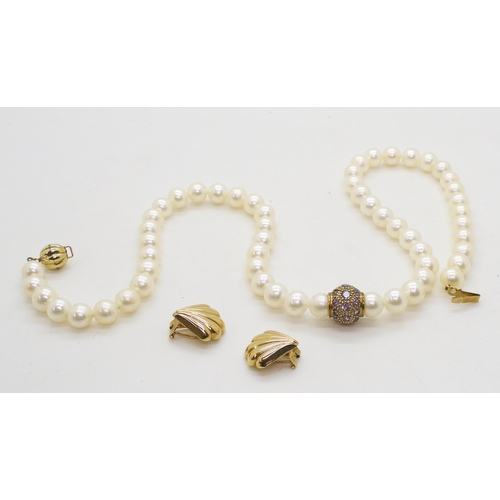 789 - A string of white pearls with a 9ct clasp and amethyst set gold bead detail, each pearl approx 8mm, ... 