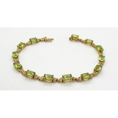 791 - A 9ct gold peridot bracelet with decorative links, length 19cm, weight 9gms