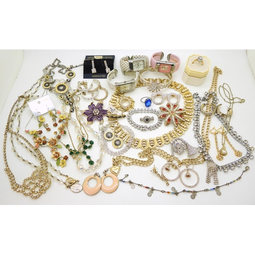 842 - a collection of vintage costume jewellery to include a diamante french horn, vintage diamante, and a... 