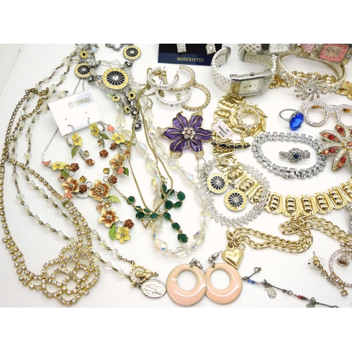 842 - a collection of vintage costume jewellery to include a diamante french horn, vintage diamante, and a... 