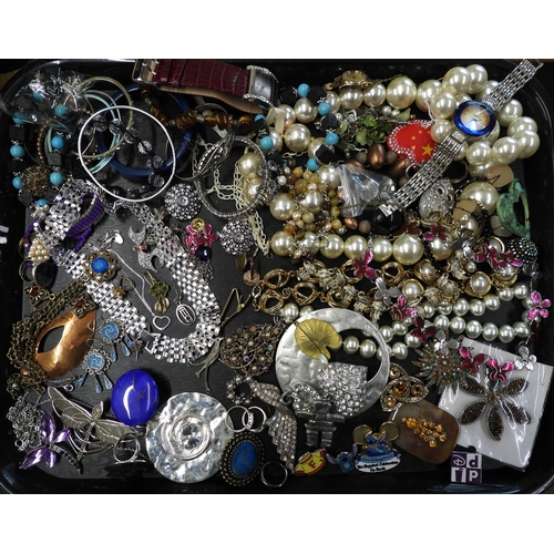 844 - A green velvet small suitcase full of vintage and modern costume jewellery to include Ciro, Alpaca T... 