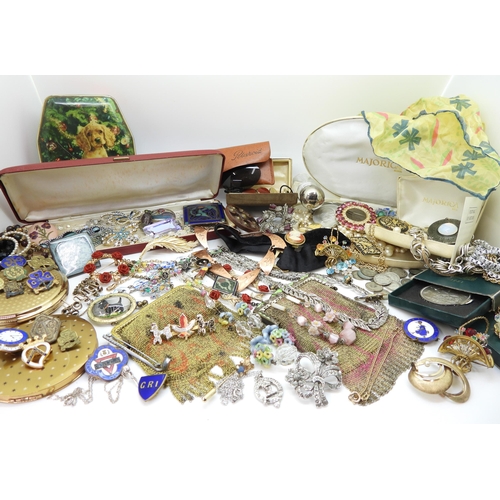 846 - A good collection of vintage costume jewellery to include, a 9ct gold curb chain bracelet, weight 1.... 