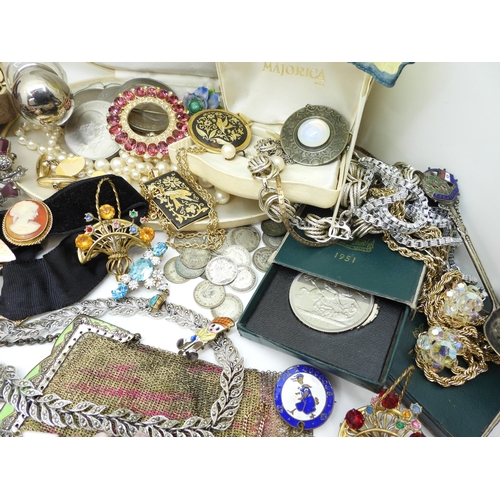 846 - A good collection of vintage costume jewellery to include, a 9ct gold curb chain bracelet, weight 1.... 