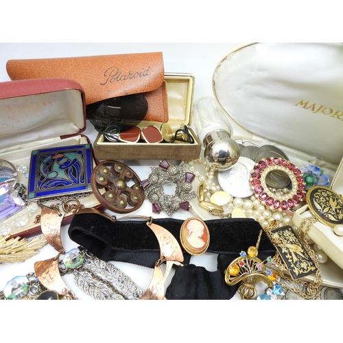 846 - A good collection of vintage costume jewellery to include, a 9ct gold curb chain bracelet, weight 1.... 