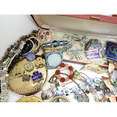 846 - A good collection of vintage costume jewellery to include, a 9ct gold curb chain bracelet, weight 1.... 