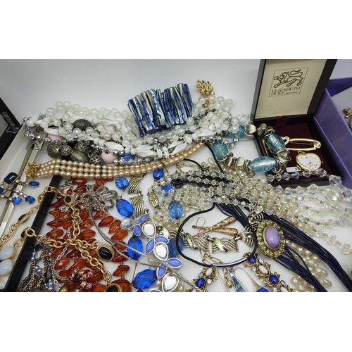 848 - A collection of vintage costume jewellery to include a Monet necklace and earring set, and other ite... 