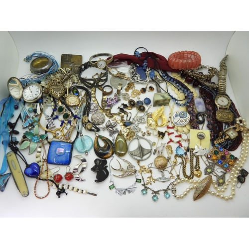 853 - A collection of vintage costume jewellery to include, a Butler & Wilson Lamb & Wool brooch, ... 