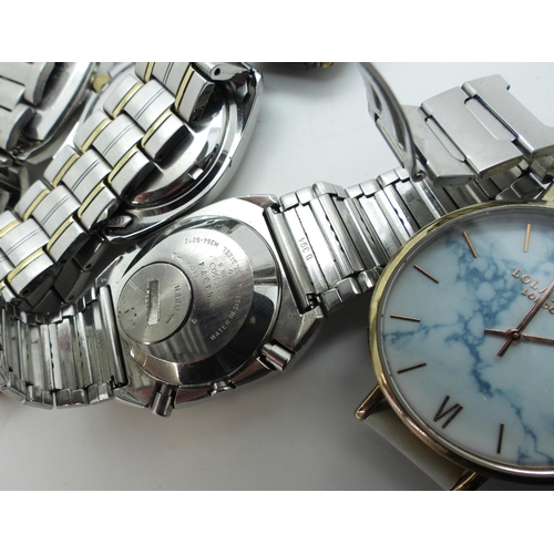 866 - A collection of wristwatches to include a ladies Tissot diameter of the case 3cm, and three vintage ... 