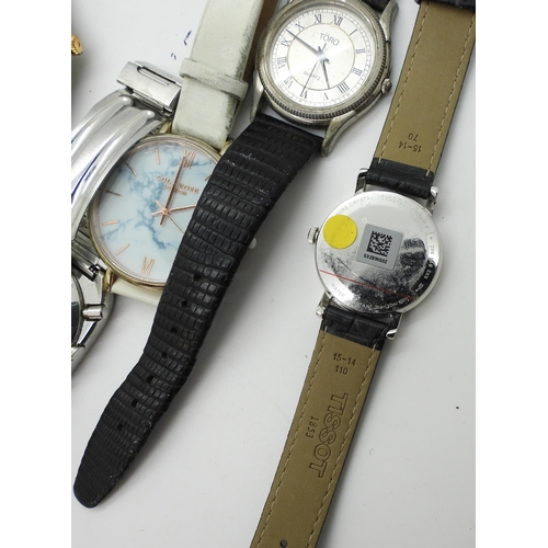 866 - A collection of wristwatches to include a ladies Tissot diameter of the case 3cm, and three vintage ... 