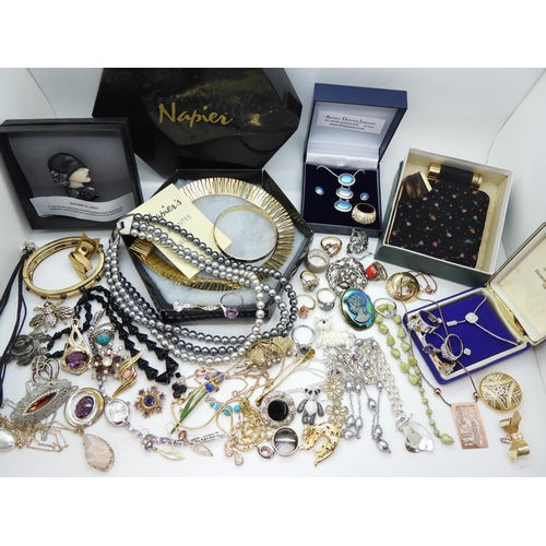 895 - A boxed Napier collar necklace, a further faux pearl necklace and a bangle, a ladies compendium, a p... 