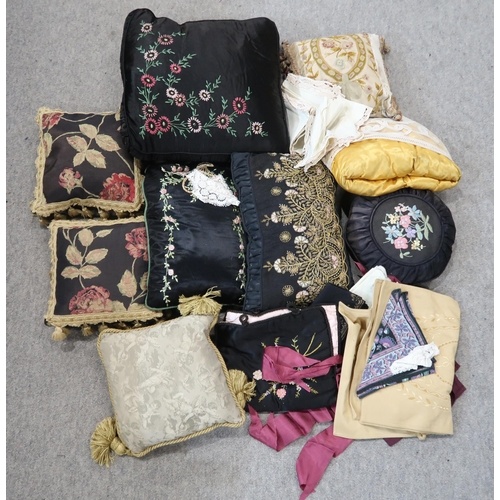 226 - Assorted cushions, blankets, table linen etc