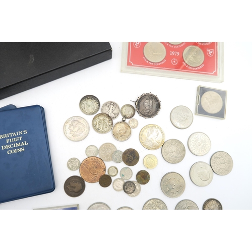 490 - Mixed British currency, to include a Victoria 1887 Crown mounted as a brooch, commemorative Clydesda... 