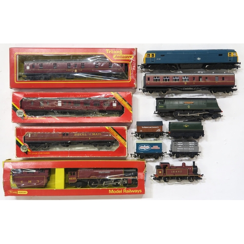 569 - A collection of Hornby model railway, to include a boxed Duchess of Sutherland 4-6-2 locomotive and ... 