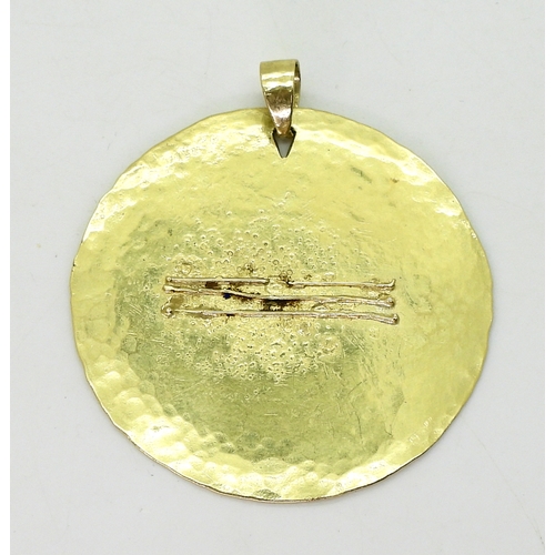 2726 - AN 18CT GOLD ABSTRACT PENDANTof disc shape with planished surface. Makers mark BvN, with London hall... 