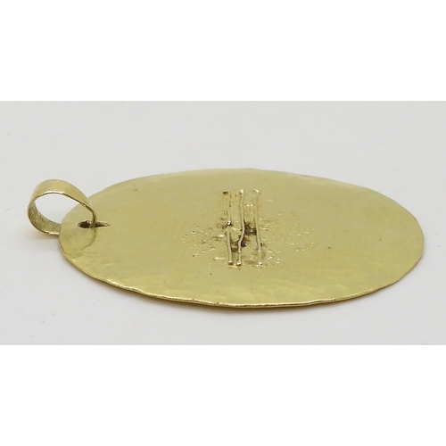 2726 - AN 18CT GOLD ABSTRACT PENDANTof disc shape with planished surface. Makers mark BvN, with London hall... 