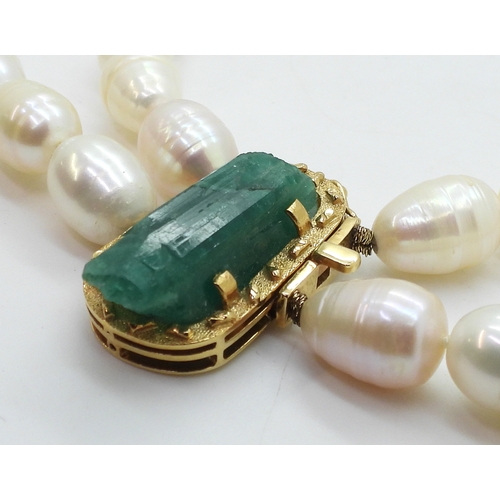 2731 - AN EMERALD AND PEARL NECKLACEthe bright yellow metal clasp is set with a natural raw emerald crystal... 