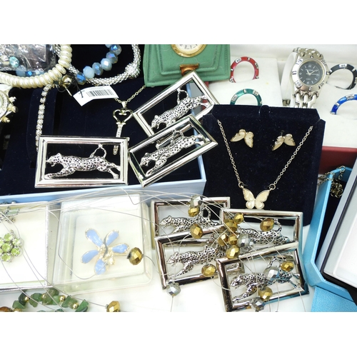 810 - A collection of vintage costume jewellery to include a peridot and pearl necklace and bracelet, item... 