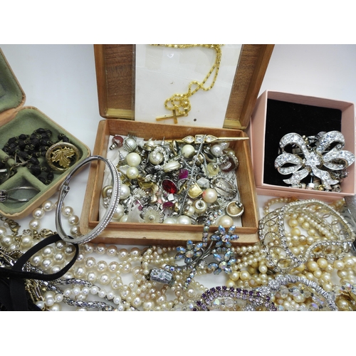 823 - A vintage vanity case full of vintage faux pearls, a string of cultured pearls, beads, mother of pea... 