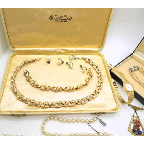 831 - a vintage boxed Ciro necklace, further boxed Pompador pearls, a 1938 Empire Exhibition badge and a g... 