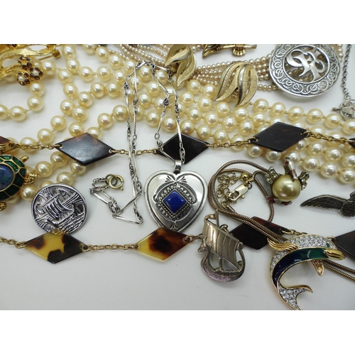 842 - A collection of silver jewellery, to include a Navajo silver and lapis lazuli heart shaped pendant, ... 