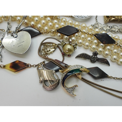 842 - A collection of silver jewellery, to include a Navajo silver and lapis lazuli heart shaped pendant, ... 