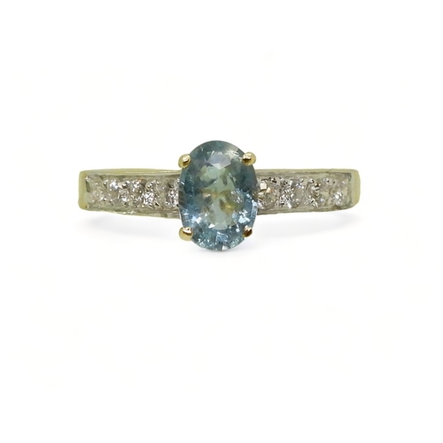 2746 - AN 18CT GOLD AQUAMARINE AND DIAMOND RINGset with an oval cut aquamarine, with four pave set brillian... 