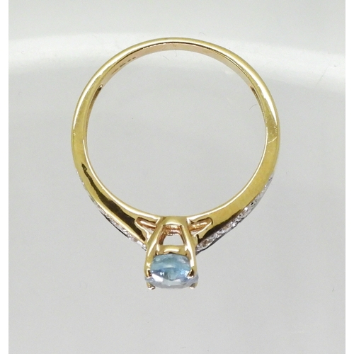 2746 - AN 18CT GOLD AQUAMARINE AND DIAMOND RINGset with an oval cut aquamarine, with four pave set brillian... 