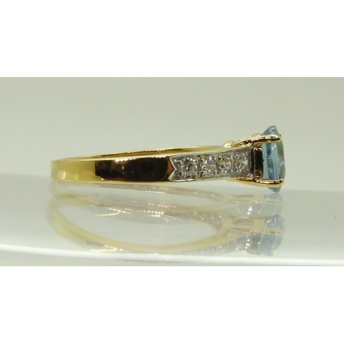 2746 - AN 18CT GOLD AQUAMARINE AND DIAMOND RINGset with an oval cut aquamarine, with four pave set brillian... 