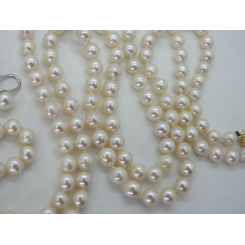 2752 - AN OPERA LENGTH OF UMINOKO PEARLSthe pearls are white with a pink lustre, each pearl is approx 6.3mm... 