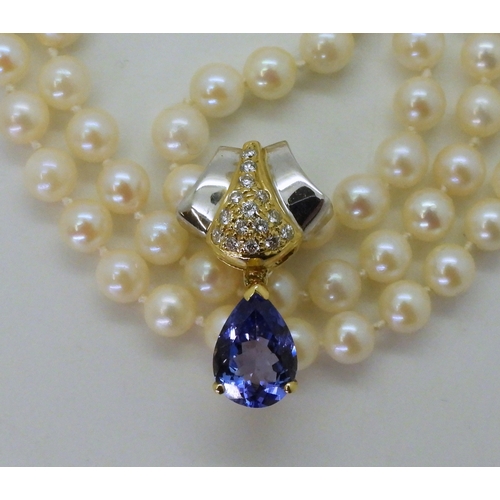 2754 - A TANZANITE AND DIAMOND PEARL CLIPmade in 18ct yellow and white gold, set with a pear-shaped tanzani... 