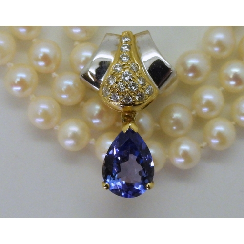 2754 - A TANZANITE AND DIAMOND PEARL CLIPmade in 18ct yellow and white gold, set with a pear-shaped tanzani... 