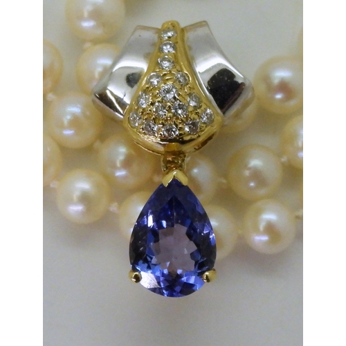 2754 - A TANZANITE AND DIAMOND PEARL CLIPmade in 18ct yellow and white gold, set with a pear-shaped tanzani... 