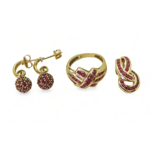 2760 - RUBY JEWELSA ruby crossover ring, mounted in yellow metal stamped '9', finger size K, with a 9ct gol... 