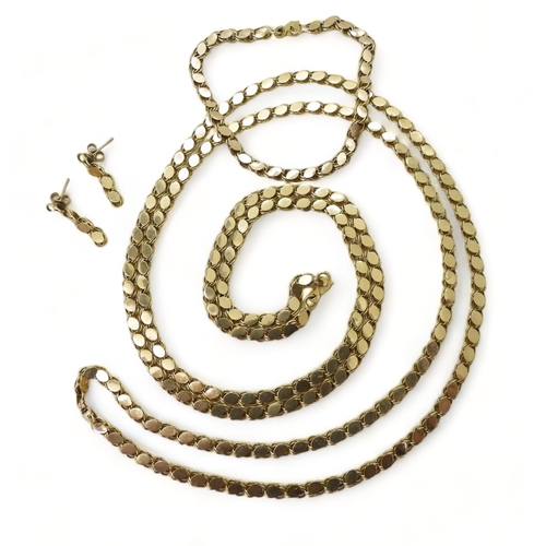 2765 - A LONG DECORATIVE CHAINwith a pretty applied leaf detail, the clasp stamped '18' length 120cm, weigh... 