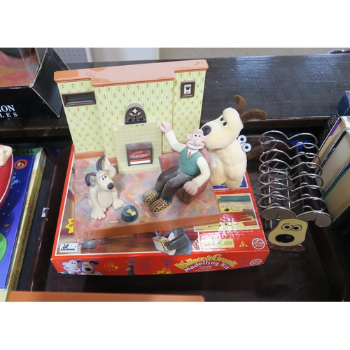 110B - A collection of Wallace and Gromit collectors items including figures, a clock, toastrack etc