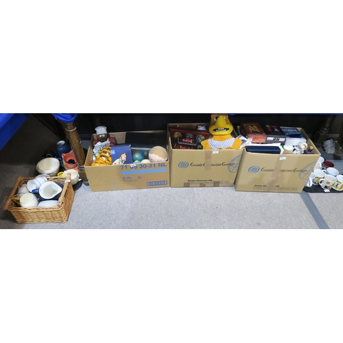 112 - Assorted collectable items including a Garfield telephone, a Chicken Run hot water bottle cover, Sou... 