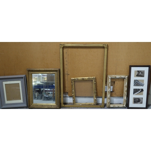 951 - A VARIOUS LOT COMPRISING GILDED FRAMES AND PRINTS 