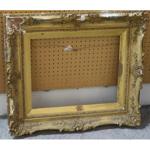 951 - A VARIOUS LOT COMPRISING GILDED FRAMES AND PRINTS 