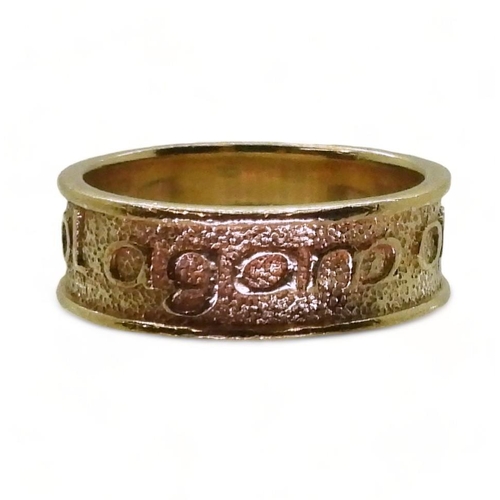 774 - A 9ct gold ring with embossed Celtic phrase 'Tha gaol agam ort' - I Love you, made by Ola Gorie, sta... 