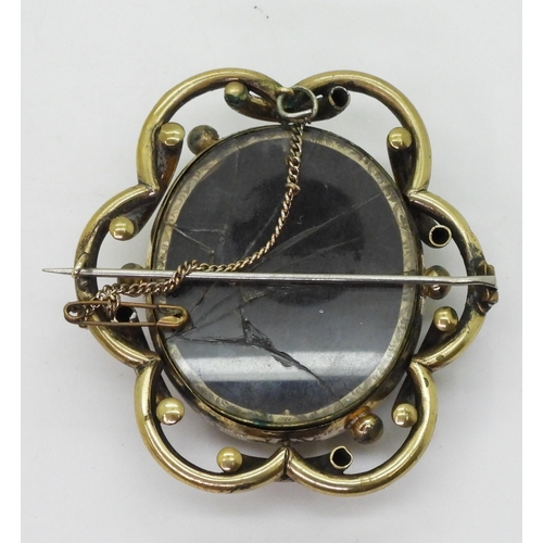 784 - A cameo of George & the Dragon in a Pinchbeck locket back brooch mount