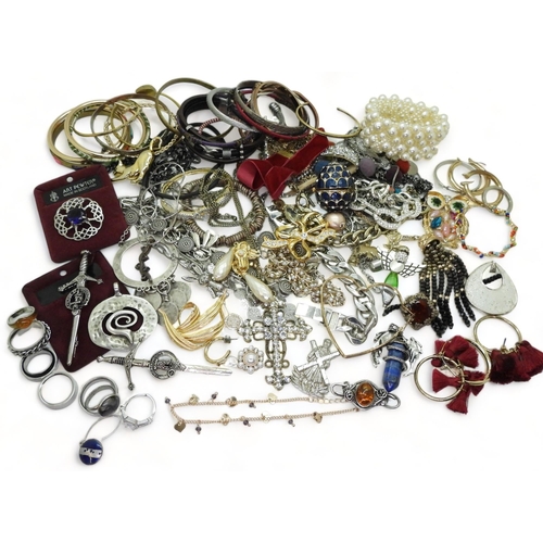 826 - a collection of silver and costume jewellery to include silver bangles, an amber brooch, a silver ri... 