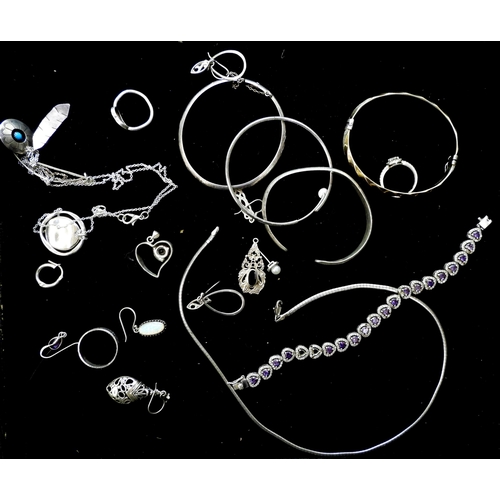 826 - a collection of silver and costume jewellery to include silver bangles, an amber brooch, a silver ri... 