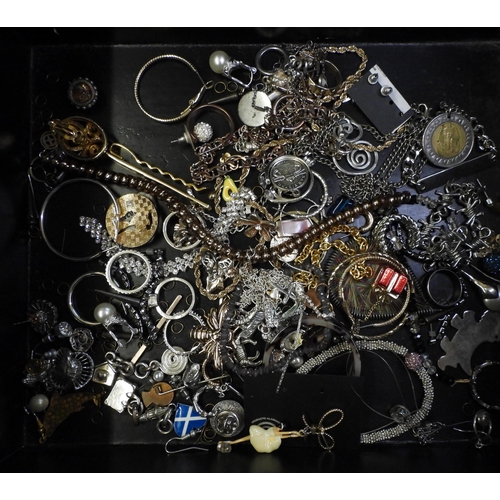 826 - a collection of silver and costume jewellery to include silver bangles, an amber brooch, a silver ri... 