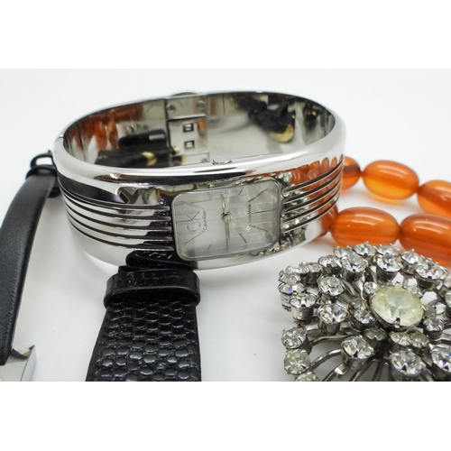 839 - A ladies Gucci 3900L watch, numbers to the back of the case are 0245560, movement signed Gucci, a st... 