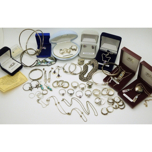 848 - A collection of silver and white metal jewellery to include A spiral link bracelet, a Brooks & B... 