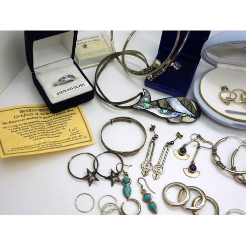 848 - A collection of silver and white metal jewellery to include A spiral link bracelet, a Brooks & B... 