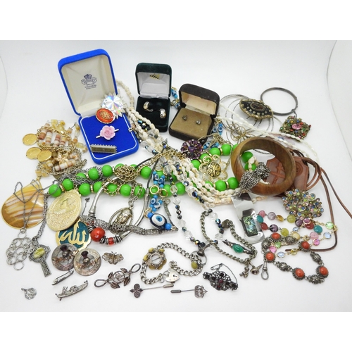 850 - A collection of silver jewellery to include two Ward Brothers thistle brooches, a silver Norwegian S... 