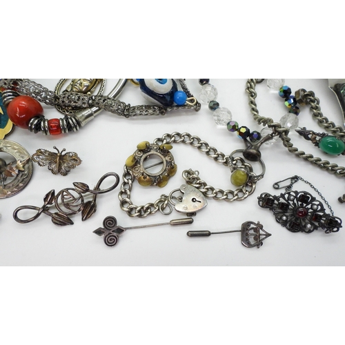 850 - A collection of silver jewellery to include two Ward Brothers thistle brooches, a silver Norwegian S... 